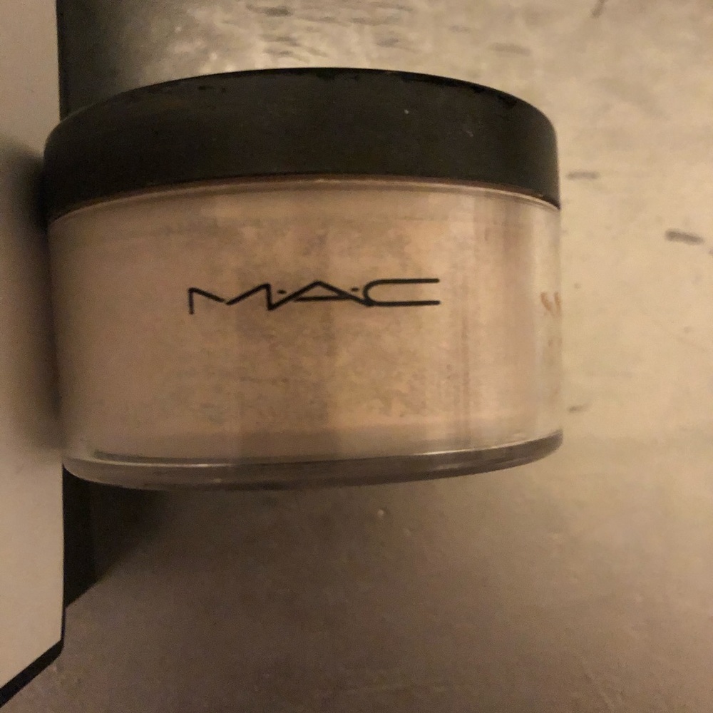 MAC loose powder/highlighter
